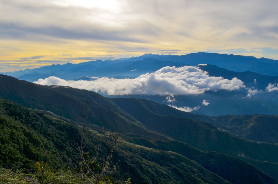 Montañas de la Sierra Nevada de Santa Marta, nubes y atardecer.